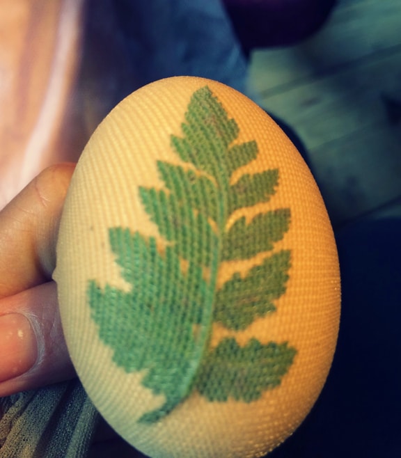 Боядисване на яйца с използване на чорапогащник и различни листа от различни растения - как да сварим и боядисаме яйцата за Великден