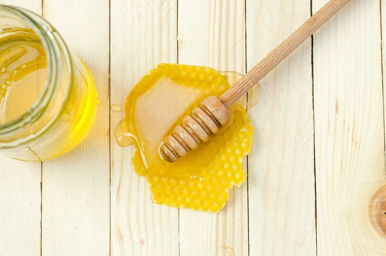 Как да се лекуваме с мед и другите полезни пчелни