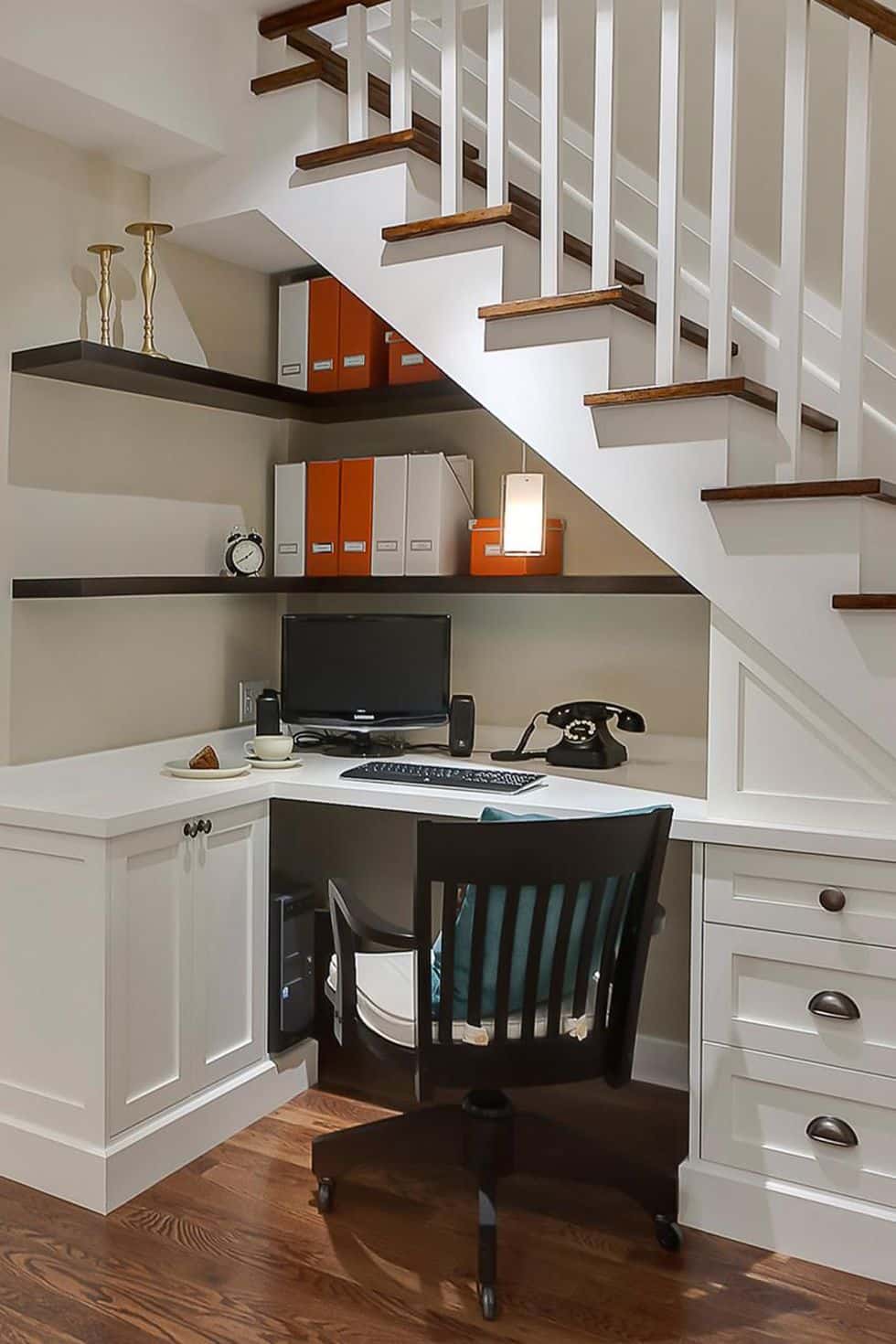 Домашен офис под стълбите. Как да използваме пространството под стълбите?