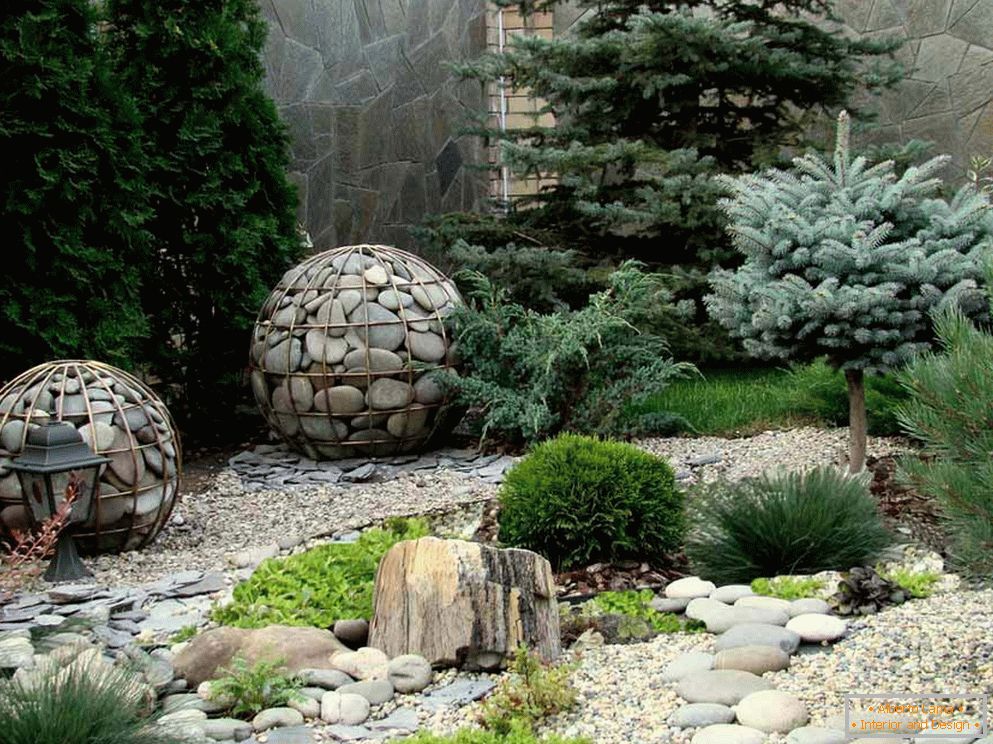 Красива градина с чакъл и речен камък