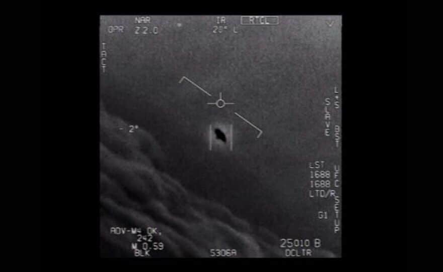 Военноморските сили разсекретиха видеоклипове с НЛО