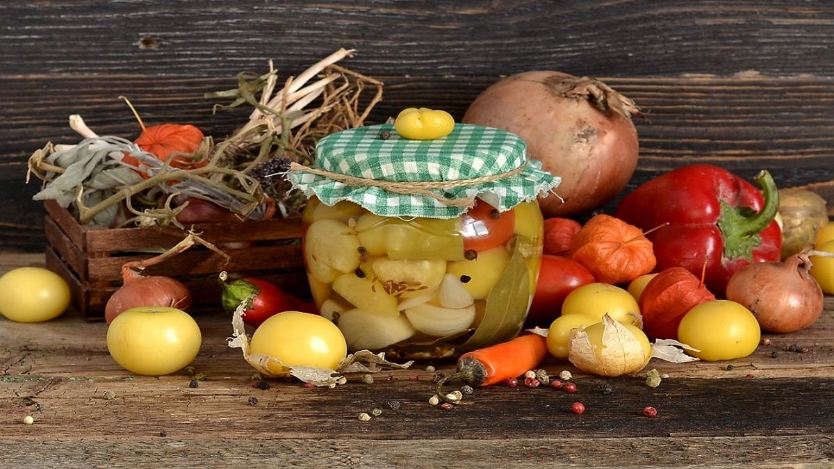 Асорти от зеленчуци за зимата с физалис чушки и домати