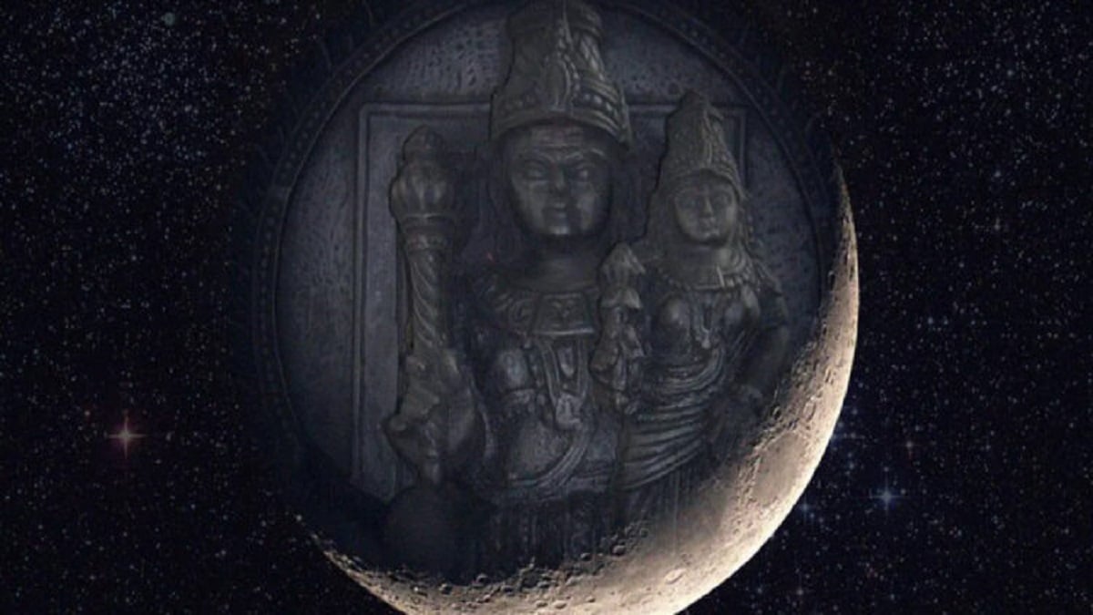 Според древна китайска легенда Луната е построена от много напреднала
