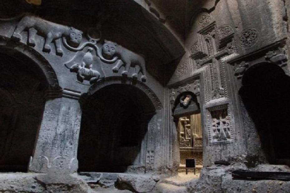 Очарователният манастир Гегхард - тайни пещери, проходи и стотици монашески килии, изсечени в скалите