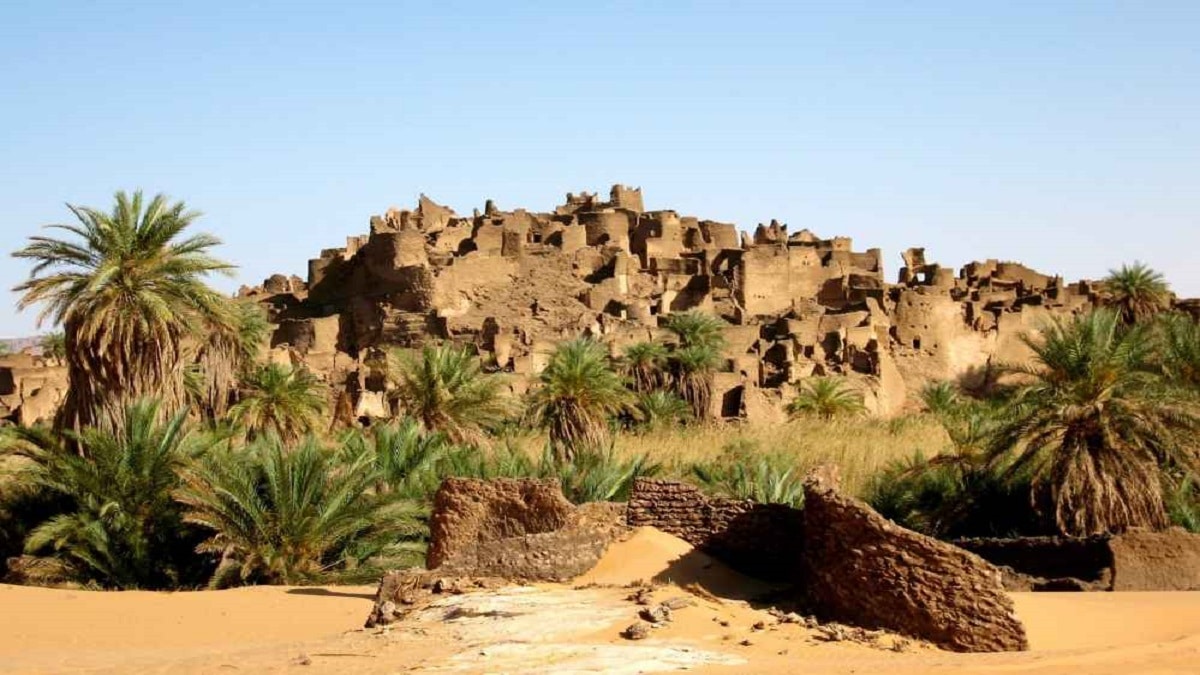 Мистериозният древен укрепен град Джадо на опасно пътешествие през Сахара