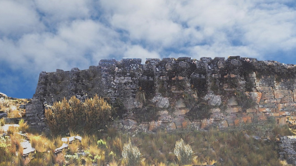 Загадъчните руини на град на гиганти в планина в Перу